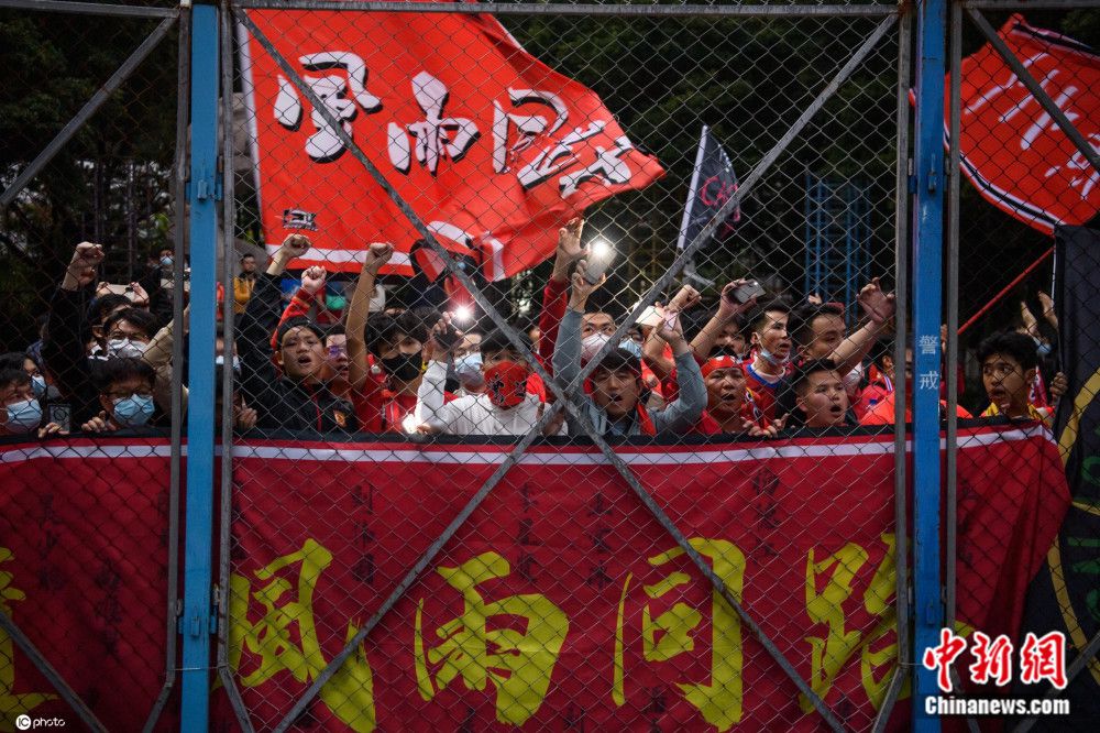 萧海龙心里涌起一阵火热，抢先道：好久不见啊若琳，你变得更漂亮了。